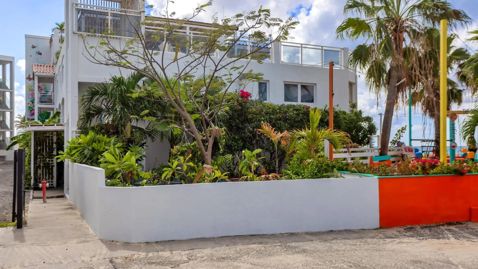 Maho Beach House - Elegant 1 Bedroom, Beach Level 0*,  Sint Maarten