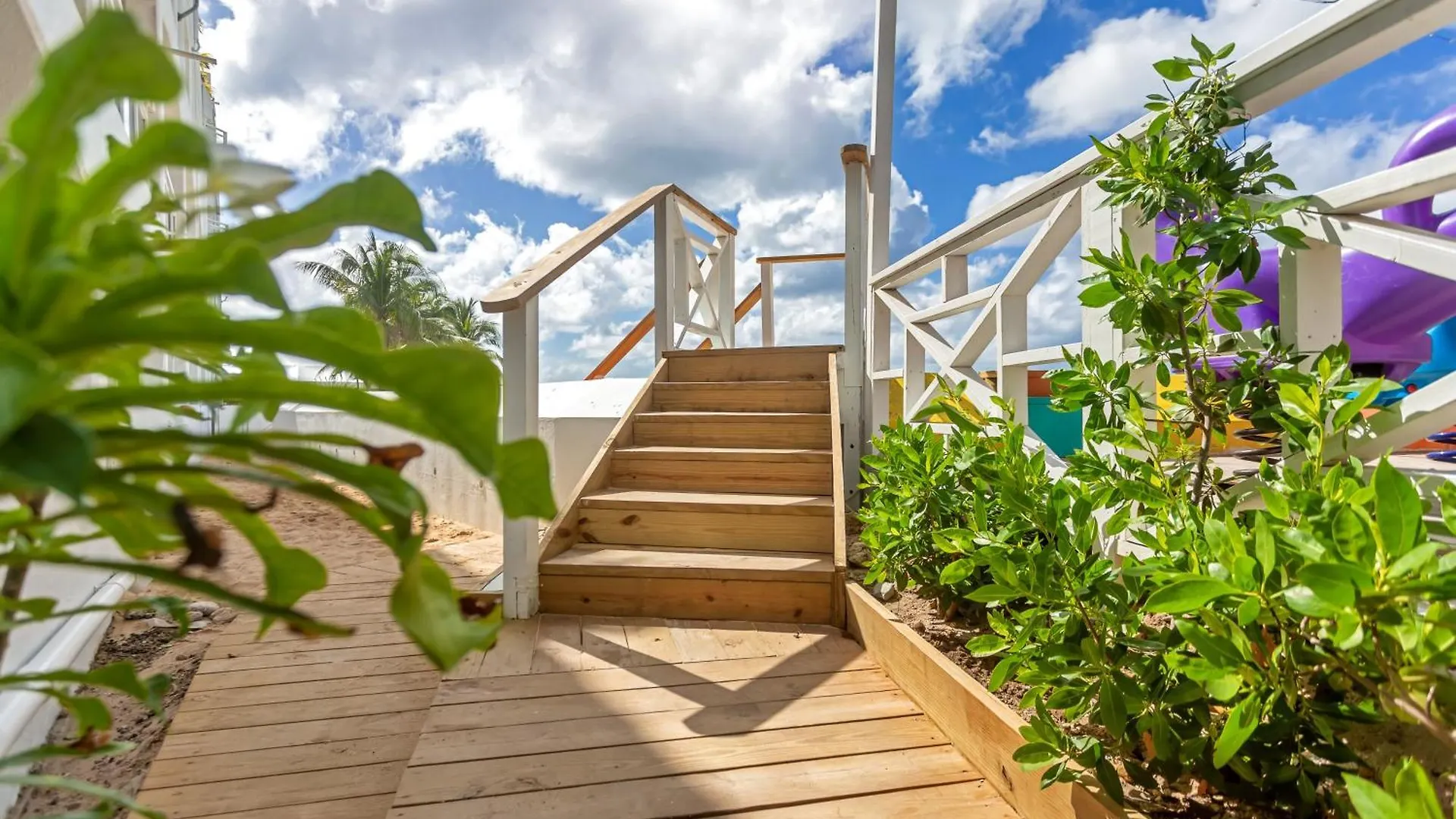 Maho Beach House - Elegant 1 Bedroom, Beach Level 0*,  Sint Maarten